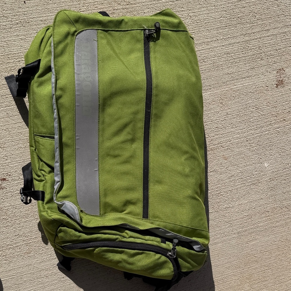 Green Patagonia Messengerbag with Black Accents large size